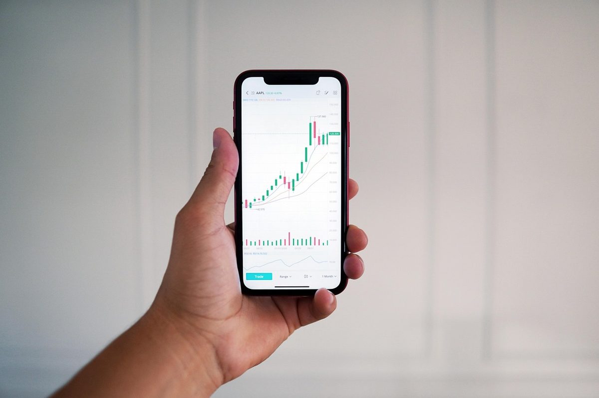 hand, smartphone, finance, stock trading, day trading, iphone, finances, investor, money, wealth, rich, equity, trader, 