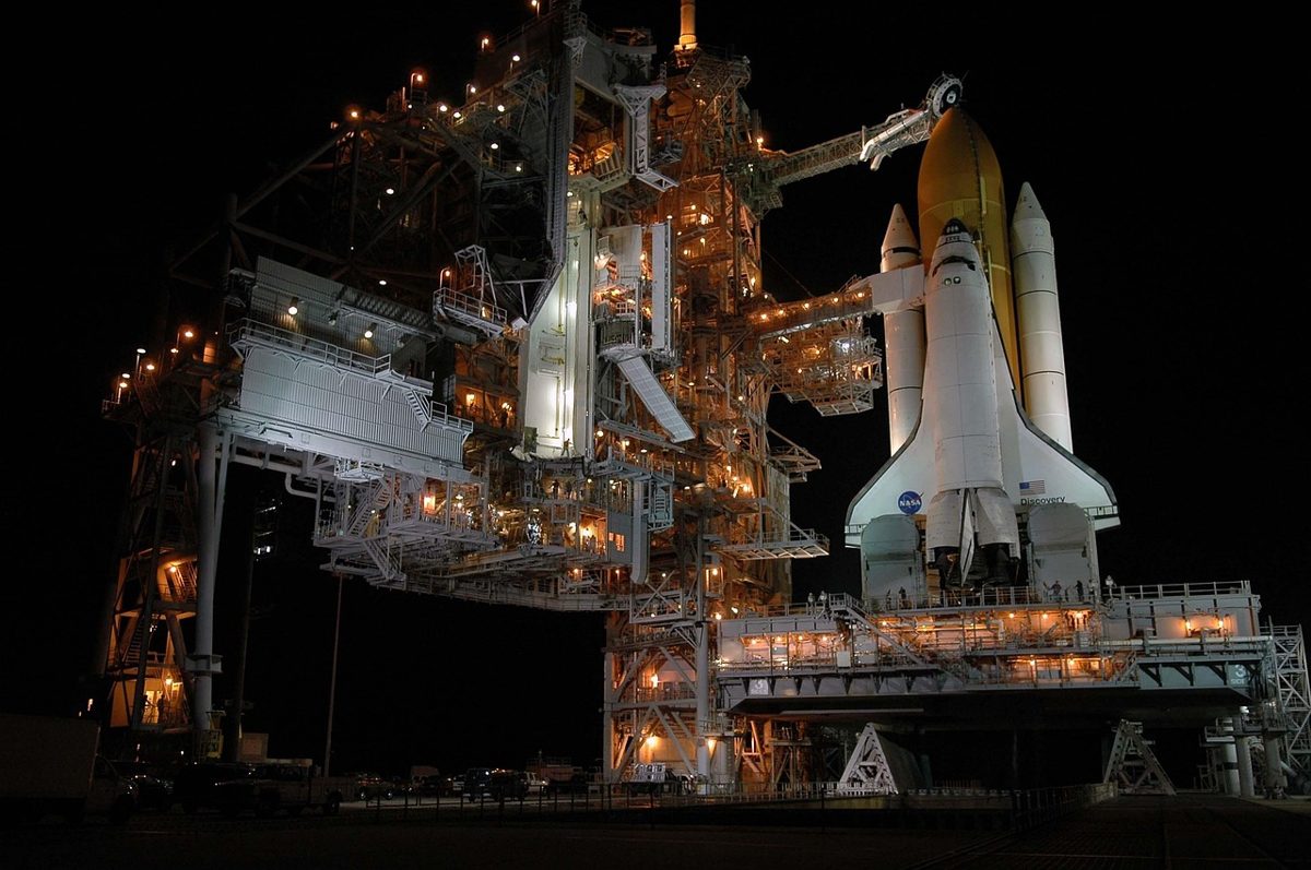 launch pad, rocket launch, night, space shuttle, discovery, nasa, launch preparation, technology, machine, rocket launch