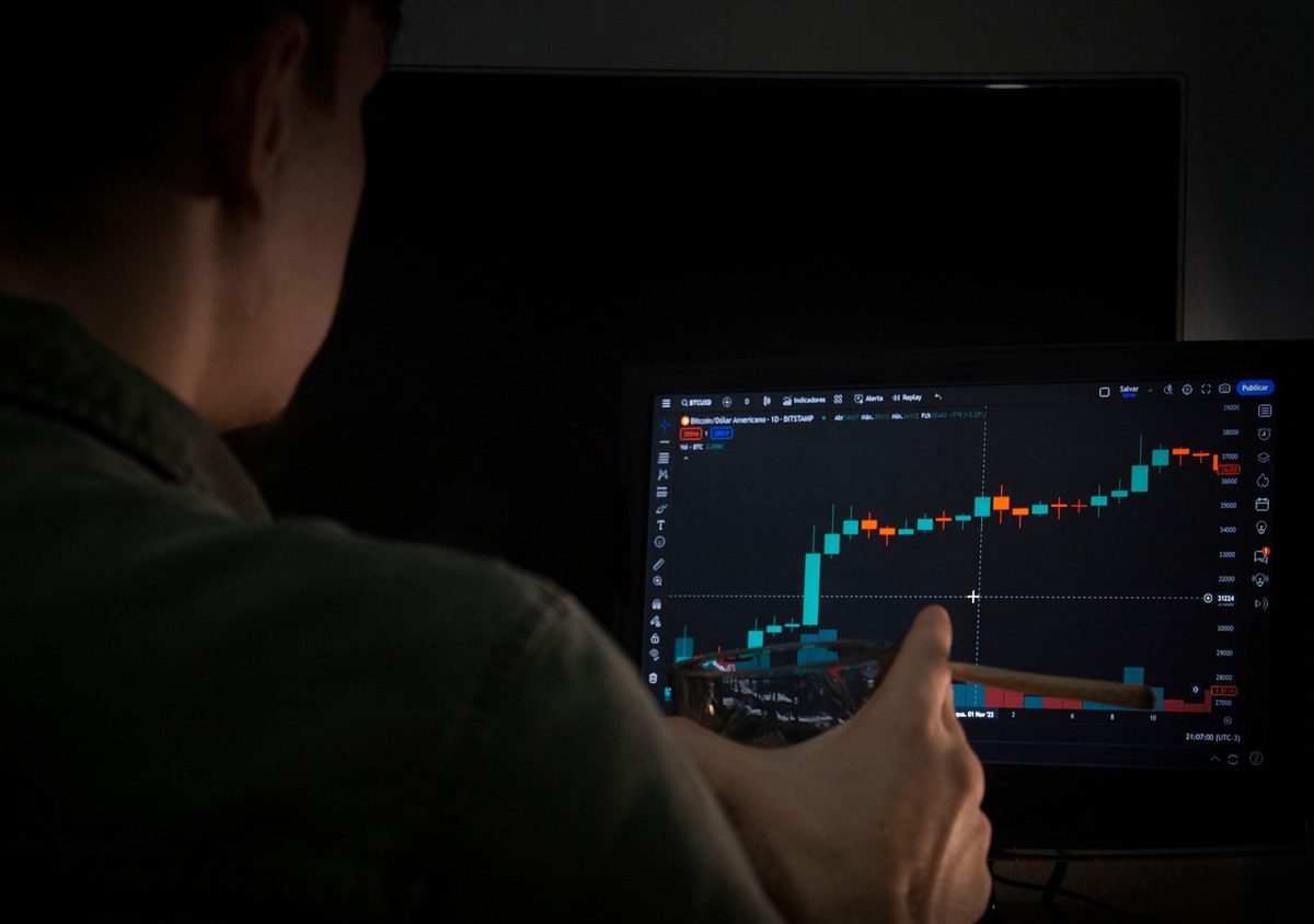 man, drinking, whiskey, brandy, liquor, smoking, tobacco, cigarette, addiction, habit, cryptocurrency, bitcoin, crypto, 